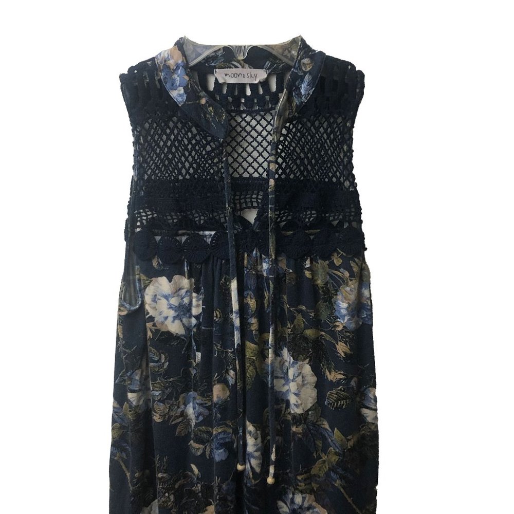 Moon & Sky Sleeveless floral blouse